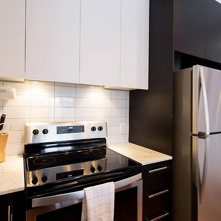 Sleek Condo In The Heart Of Little Italy By Den Stays Montréal Exterior foto