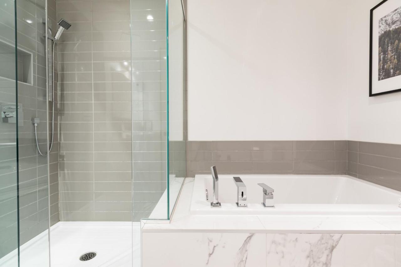 Sleek Condo In The Heart Of Little Italy By Den Stays Montréal Zimmer foto