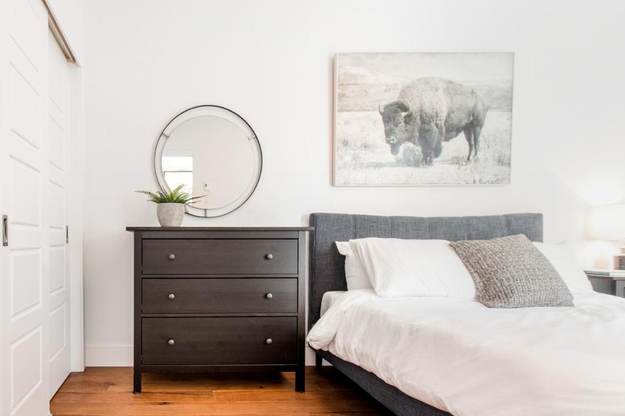 Sleek Condo In The Heart Of Little Italy By Den Stays Montréal Zimmer foto