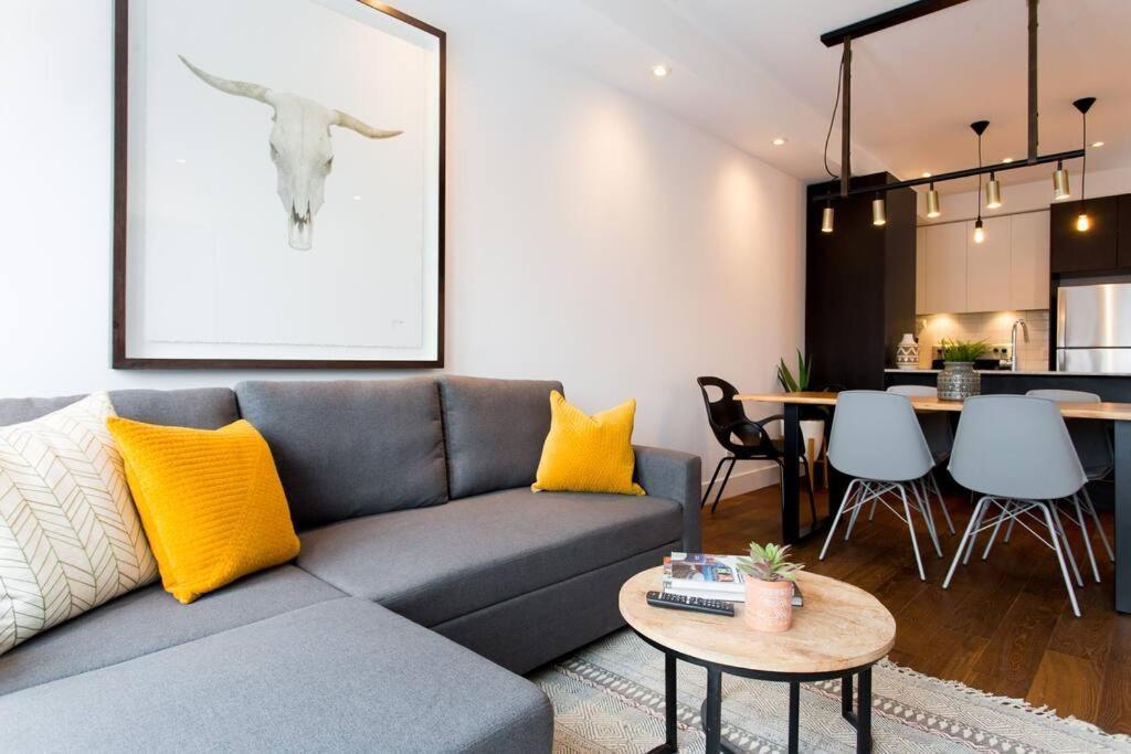 Sleek Condo In The Heart Of Little Italy By Den Stays Montréal Exterior foto