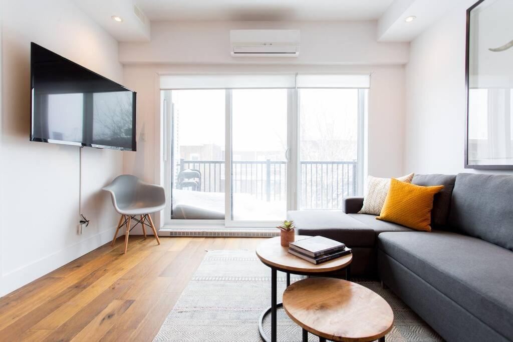 Sleek Condo In The Heart Of Little Italy By Den Stays Montréal Exterior foto