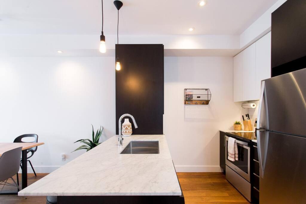 Sleek Condo In The Heart Of Little Italy By Den Stays Montréal Exterior foto