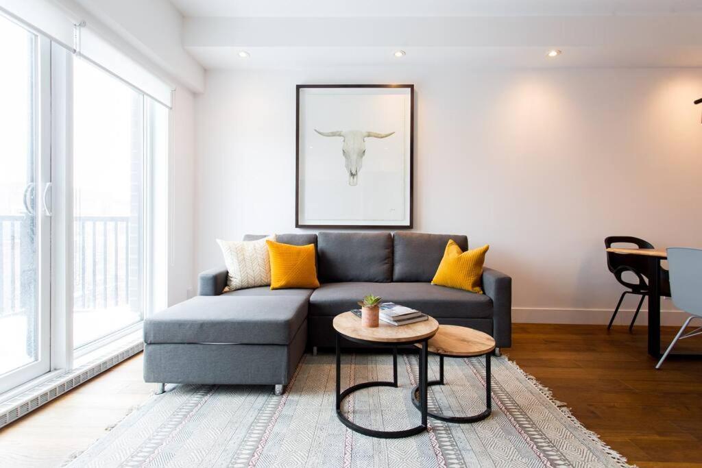 Sleek Condo In The Heart Of Little Italy By Den Stays Montréal Exterior foto